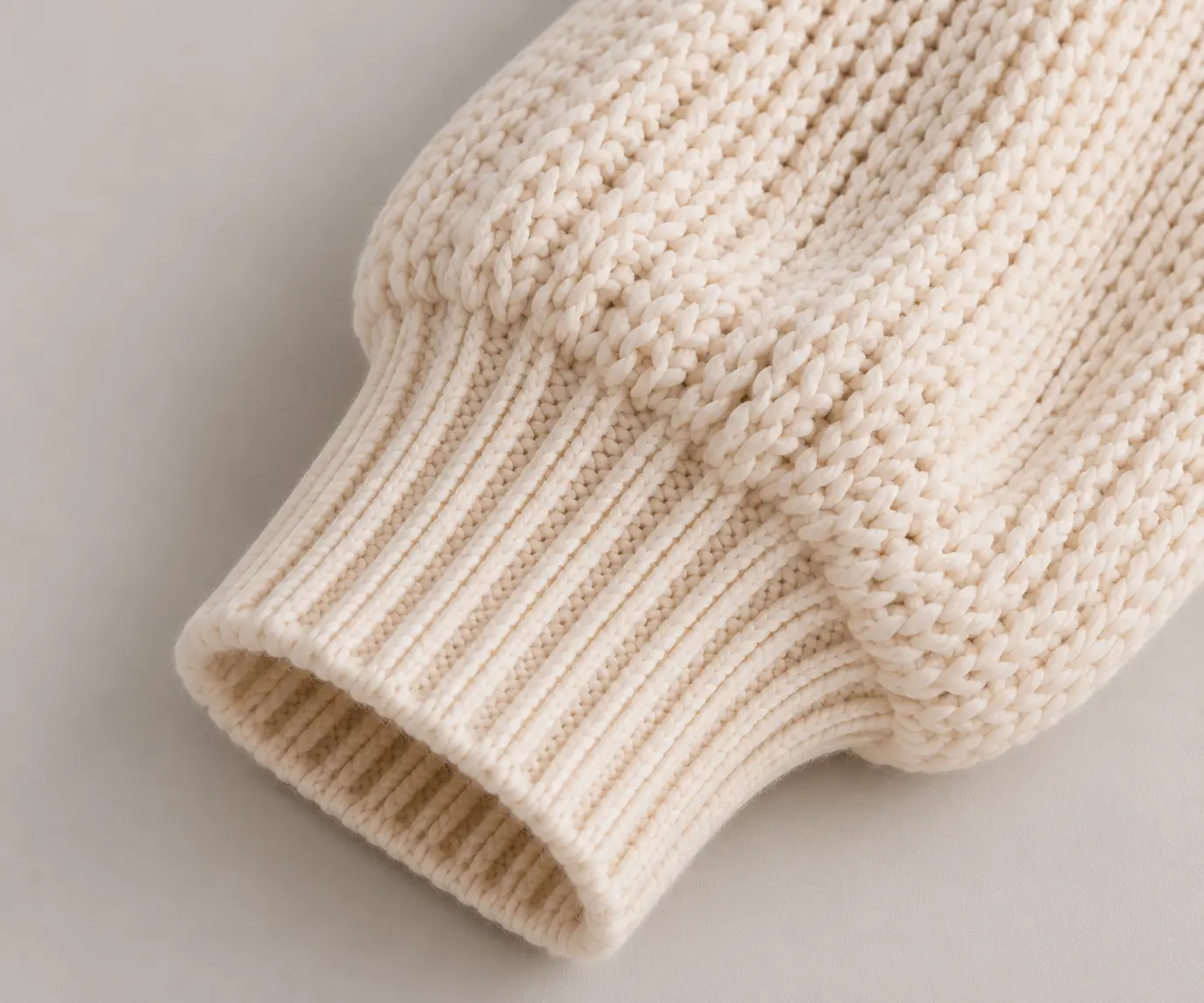 Gathered sleeve and ribbed cuff detail